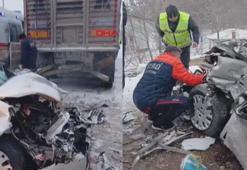 Hafif ticari araç, park halindeki kamyona çarptı