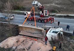 Devrilen hafriyat kamyonu uluslararası yolda trafiği felç etti