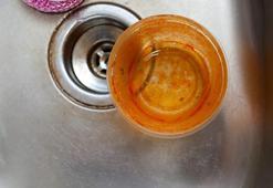 Ne deterjan ne sünger! Yağ ve yemek lekesi tutan plastik kaplar için pratik temizlik önerileri