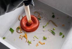 Lavaboya dökünce saniyeler içinde tıkanıyor! Binlerce liraya mâl olan hata