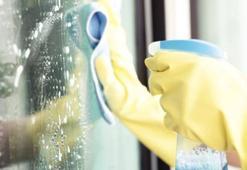 Otel çalışanı camları iz bırakmadan temizlemenin püf noktasını paylaştı! Leke ve toz tutmuyor