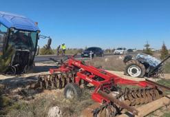 Panelvanla çarpışan traktör ikiye bölündü