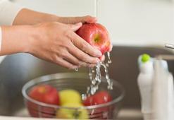Meyve ve sebzeleri yıkarken herkesin yaptığı hata! Mikropları ve pestisitleri arındırmıyor