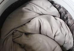 Yorganlarınız çamaşır makinesine sığmıyor mu? Bu yöntemlerle yıkanmış gibi olacak