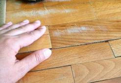 Parkelerdeki çizikleri anında yok eden yöntem! Bastırmadan sürün ve silin