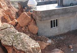 Çaresiz bırakan görüntü! Dev kayalar, 5 kişilik ailenin yaşadığı evin üzerine yuvarlandı