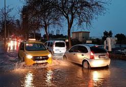 İzmir'de sağanak hayatı felç etti
