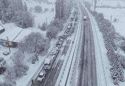 Kar bir anda bastırdı! Karayolu 3 saat trafiğe kapandı