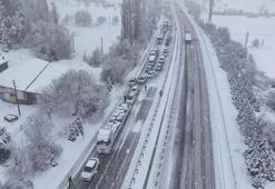 Kar bir anda bastırdı! Karayolu 3 saat trafiğe kapandı