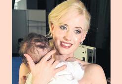 Kuliste oğlunu uyuttu