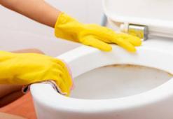 Klozet temizliğinde ezber bozan formül: Sadece 2 malzemeyle bembeyaz oluyor!