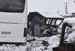 Bitlis’te yolcu otobüsü polis noktasına çarptı! 4 polis yaralandı