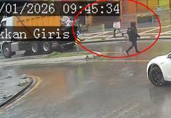 Üsküdar'da korkunç kaza! Açılan damper kapağı yolda yürüyen kadına çarptı