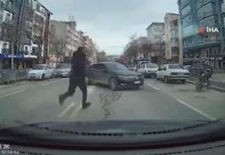 El frenini çekilmeyen araç hareket etti, başka bir sürücü koşarak el frenini çekti