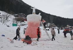Ayder’de kış masalı başladı: Poşetle kaydılar, dev çay bardağına akın ettiler