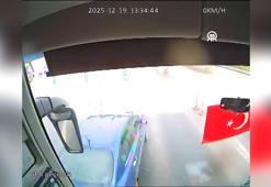 Yolcu otobüsünün otomobile çarpması sonucu 2 kişinin öldüğü kaza kamerada