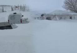 Kar kalınlığı 4 metreyi aştı! Gözlerine inanamadı: 'Kulübelerimiz ve araçlarımız kar altında'