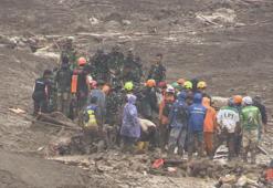 Endonezya'da meydana gelen toprak kaymasında ölü sayısı