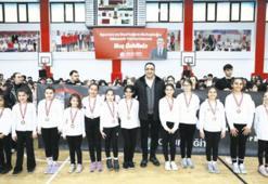 Gençlerden dostluk mesajı