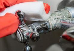 Tek uygulamada haftalarca süren parlaklık: Kireç tutmayan banyo hilesi