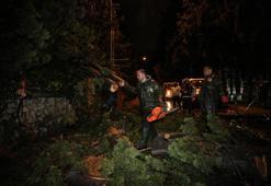 İzmir'de sağanak yağış hayatı felç etti! Trafik durdu, su baskınları meydana geldi