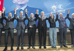 AK Parti’ye katılan 4 başkana Erdoğan rozet taktı