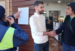 Temizlik işçisi, binlerce liralık telefon buldu! Her yeri afişlerle donattı: Böyle insanların olması şaşırtıcı