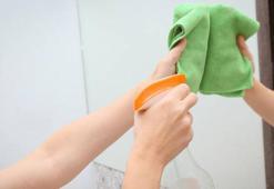 Sil sil bitmeyen izlere veda edin! Aynaları cam gibi yapan 2 dakikalık mutfak sırrı