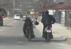 Kasksız sürücünün motosikleti yüzüstü yatarak kullandığı anlar kamerada