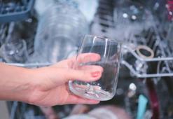 Çöpe atmak yerine makineye atın! Bulaşıkları elmas gibi parlatan o gizli yöntem