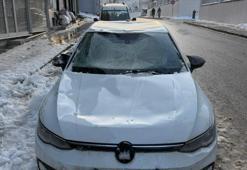 Çatıdan kopan kar kütlesi aracı hurdaya çevirdi! O anlar kamerada