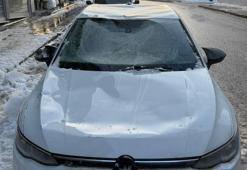 Çatıdan kopan kar kütlesi aracı hurdaya çevirdi! O anlar kamerada