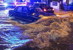 İzmir'de sokaklar göle döndü, evleri su bastı! Vatandaş belediye başkanına isyan etti: Çektiğimiz şu rezilliği görsün