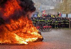 Fransa'da protestocu itfaiyeciler ile polis arasında arbede çıktı!