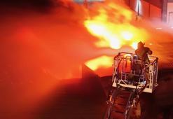 Düzce'de dev strafor fabrikası alevlere teslim: 3 işçi son anda kurtuldu