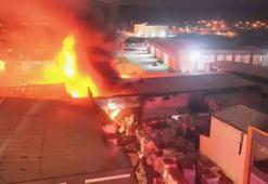 Düzce'de dev strafor fabrikası alevlere teslim: 3 işçi son anda kurtuldu