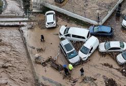 Adana'da sağanak hayatı olumsuz etkiledi; istinat duvarı yıkıldı, mezarlıklar su altında kaldı