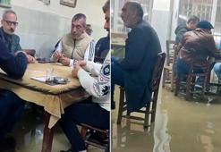 Su baskını bile onları durduramadı! Adana’da bir kıraathanede çekilen görüntüler pes dedirtti