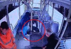 Otobüste bir anda yere yığıldı! Epilepsi nöbeti geçiren yolcunun o anları kamerada