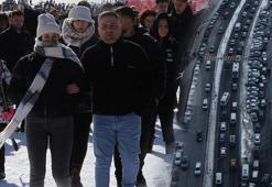 1 milyon 400 bin kişi geldi! Bölgede 5 kilometrelik araç kuyruğu var