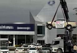 Yer: Adana! Sıfır aldığı kamyonetin motoru bozulunca bayinin önünde vinçle astı