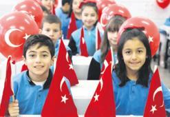 İlk ders bayrak sevgisi! Okullar kırmızıya boyandı