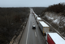 Dondurucu soğukta kilometrelerce tır kuyruğu