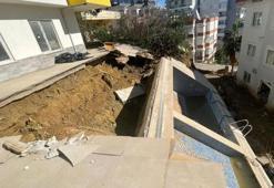 7 katlı binada yaşayanlar dehşeti yaşadı! Havuz çöktü, herkes tahliye edildi
