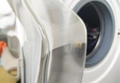 Çamaşır makinesine 1 kaşık eklemek yetiyor: Lekelerden eser bırakmayan o yöntem!