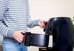 Airfryer temizlemenin en zahmetsiz yolu: Mutfaktaki o ürünle tüm kirler akıp gidiyor.