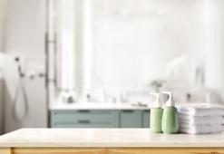 Pahalı deterjanlara veda edin: Patates ve folyo ile banyo parlatmanın 3 kolay yolu