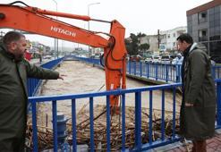 Çeşme'de sağanak hayatı olumsuz etkiledi