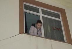 Kapıyı üzerine kilitleyip kaçtı, genç kadın pencereden yardım istedi