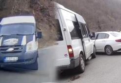 Kaza böyle geldi! Kontrolden çıkan minibüs...